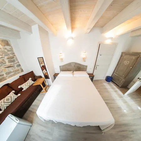 Terra - Stanza Poesia Калофорте